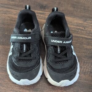Under Armour, size 8k,  Black Sneakers with Velcro Closure and Breathable Mesh